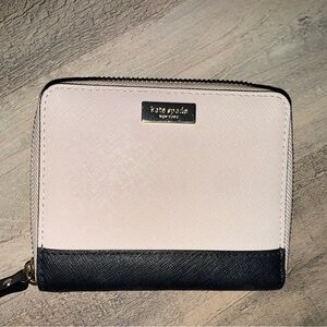 Kate Spade Blush Cream & Black Wallet – Chic Two-Tone 🤍